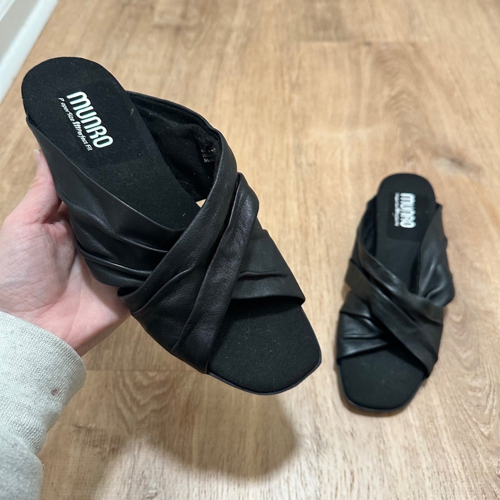 MUNRO | Black Leather Open Toe Twisted Kitten Slide Mules, 7.5W (L), 7.5M (R) - Picture 4 of 12